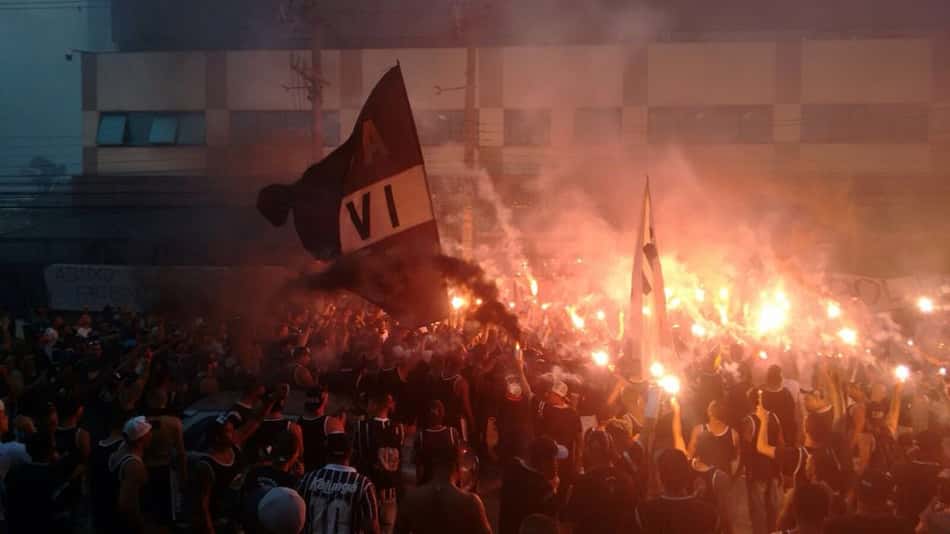 Principal organizada do Corinthians faz novo protesto em frente à FPF