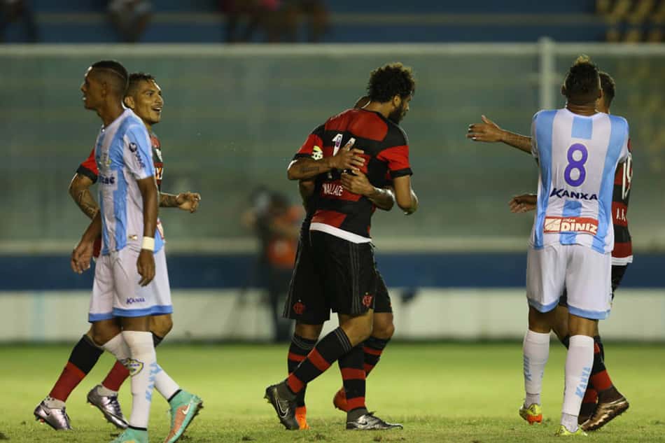 Wallace não comemorou ao abrir o placar para o Flamengo