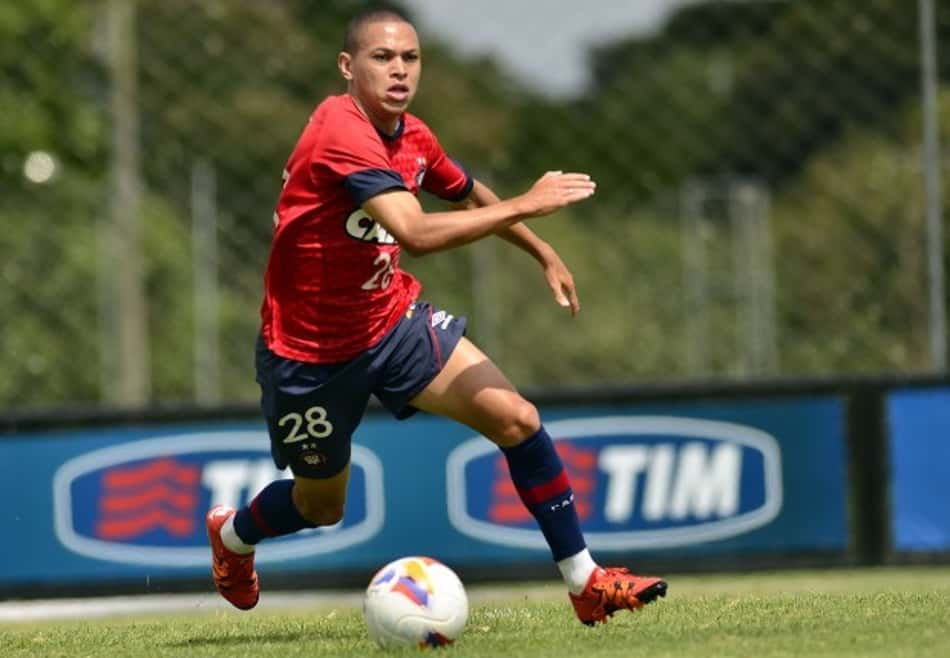 Perseguido, Marcos Guilherme ganha respaldo de técnico: "jogando bem"