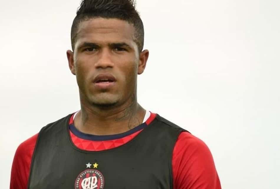 Léo espera Furacão ligado diante do São Paulo para embalar no Brasileiro