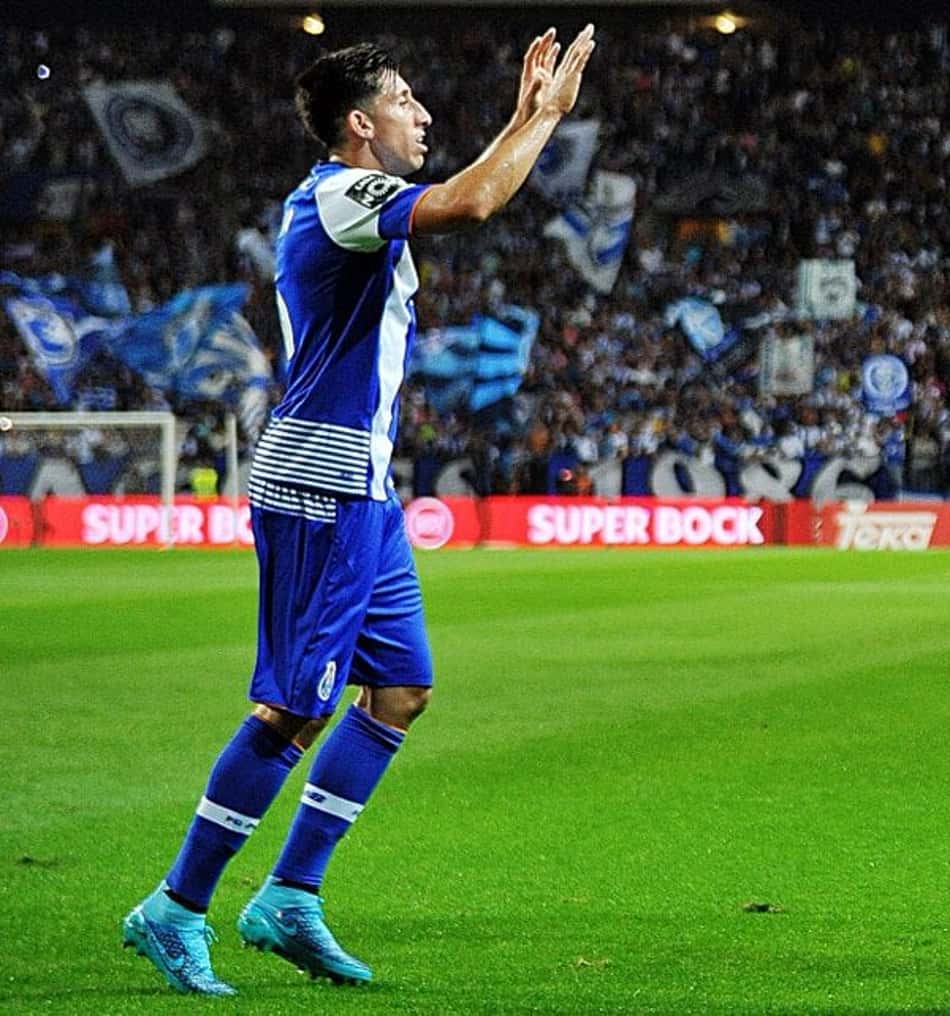 Temendo perder Ramsey, Arsenal observa meio-campista do Porto