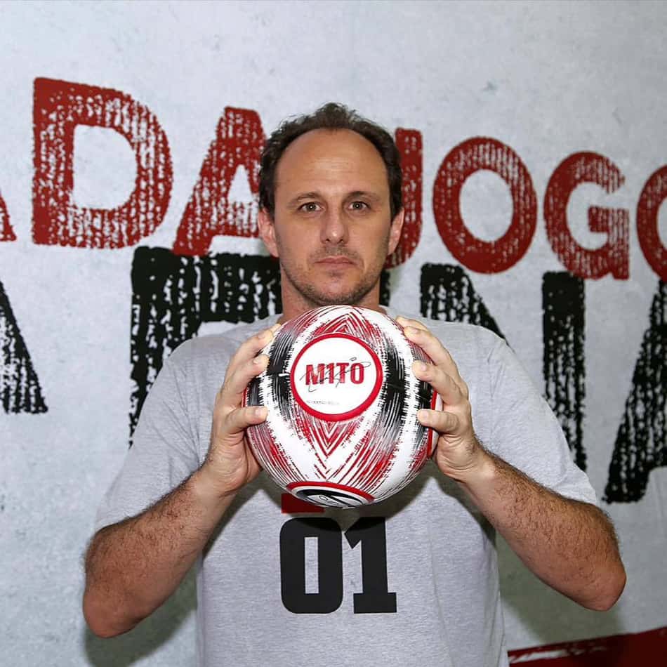 Empresa lança bola especial do Mito em homenagem a Rogério Ceni