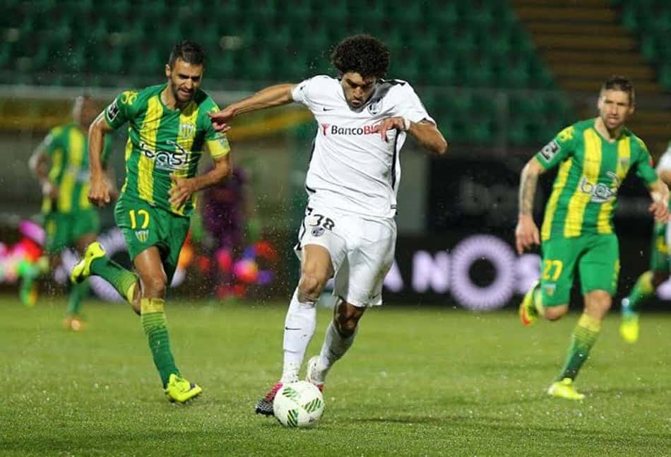 Bruno Mendes se firma como titular e prevê duelo difícil contra o Braga