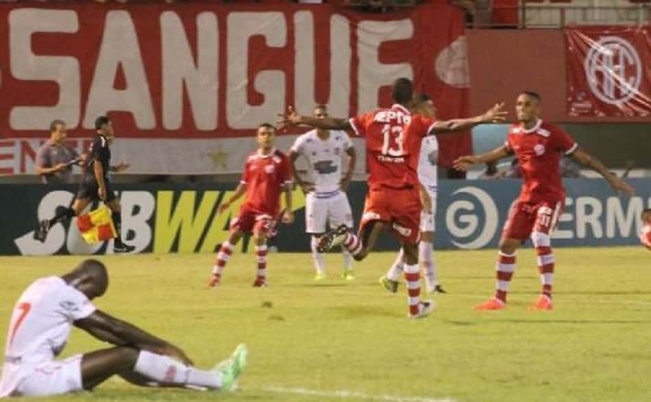 Zagueiro festeja gol contra o Bangu, mas pede foco ao América
