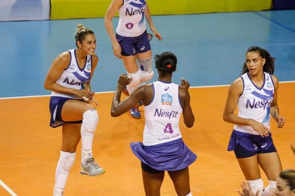 Vôlei Nestlé comemora vitória diante da equipe de Valinhos pelo returno da Superliga (Foto: Gabriel Inamine/Fotojump)