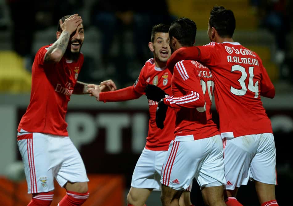 Benfica leva gol de futuro reforço, mas vence e encosta no Sporting