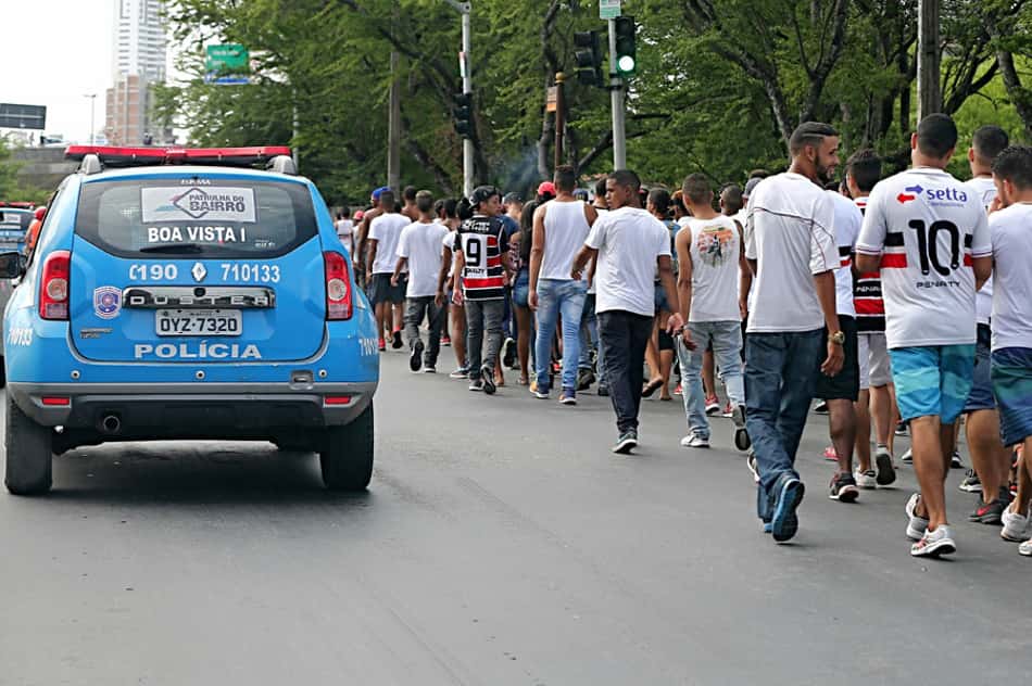 Torcidas de Sport e Santa Cruz se enfrentam antes do clássico