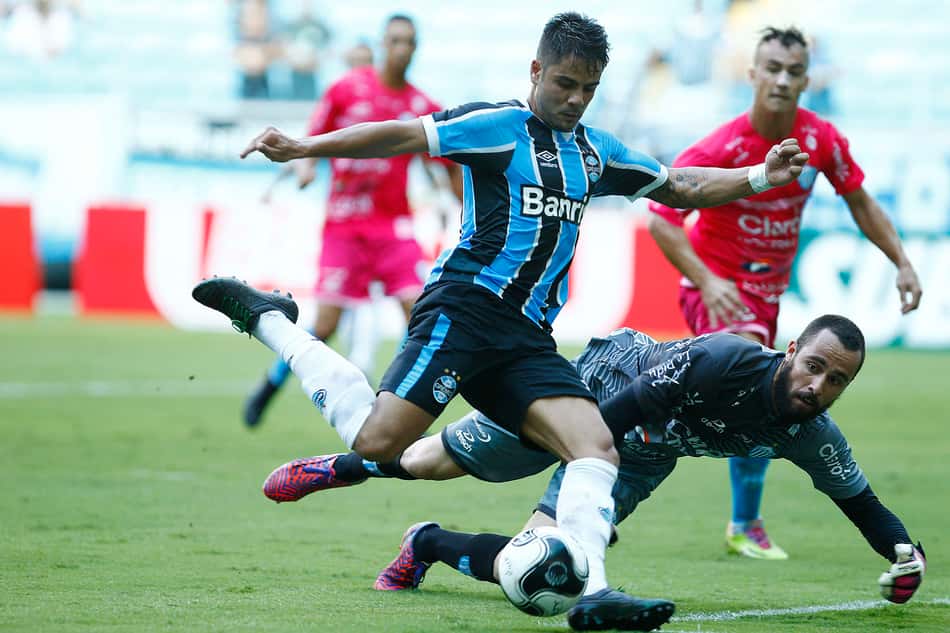 Henrique Almeida é diagnosticado com caxumba no Grêmio