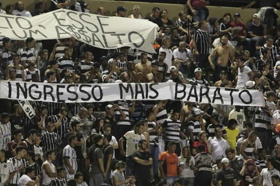 Torcida do Corinthians protesta em Sorocaba (Reginaldo Castro)