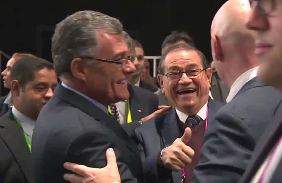 Coronel Nunes cumprimenta Infantino foi presidente interino da CBF