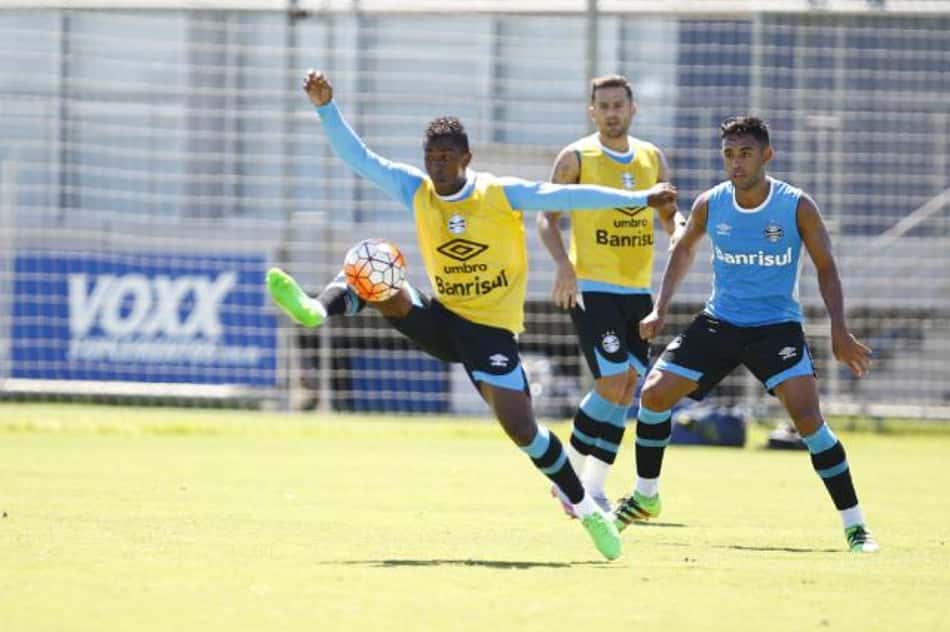 Treino do Grêmio tem Miller Bolaños como destaque e volta de Ramiro