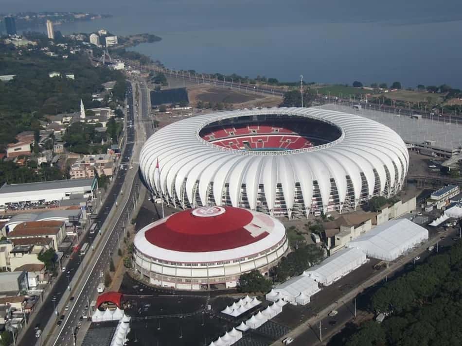 PL quer trocar de azul para vermelho paradas de ônibus perto do Beira-Rio