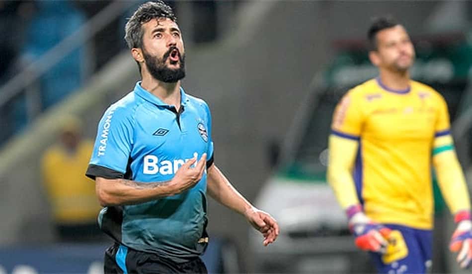 Roman diz que Grêmio fará 'esforço' para renovar com Douglas e fala sobre futuro de atacantes do elenco