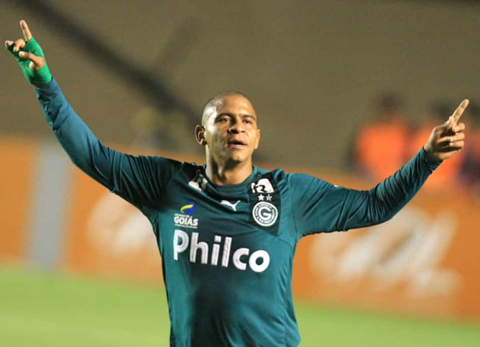 O 'Walterror' voltou! Sob recepção da torcida, atacante chega a Goiás