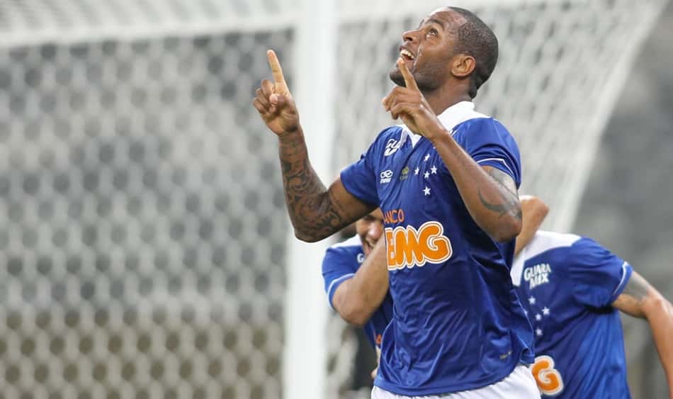 Cruzeiro encaminha renovação do zagueiro Dedé