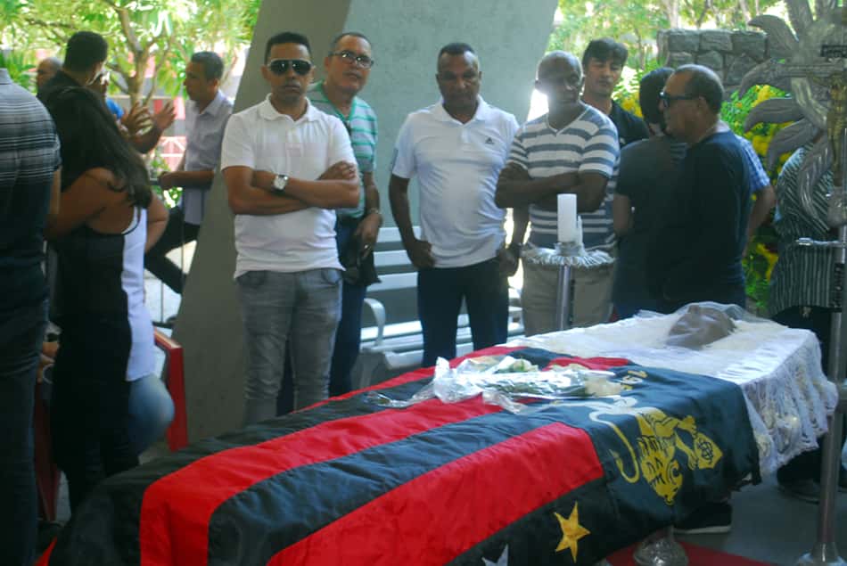 Familiares, amigos e torcedores se despedem de Leonardo na sede do Sport