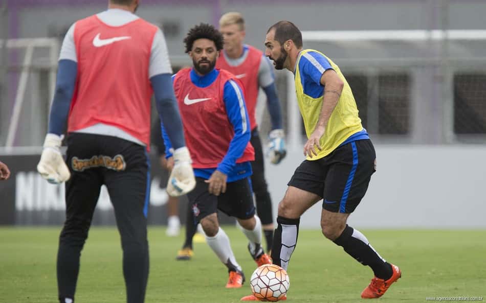 Danilo e Cristian em disputa de bola durante treino do Corinthians (Foto: Daniel Augusto Jr)