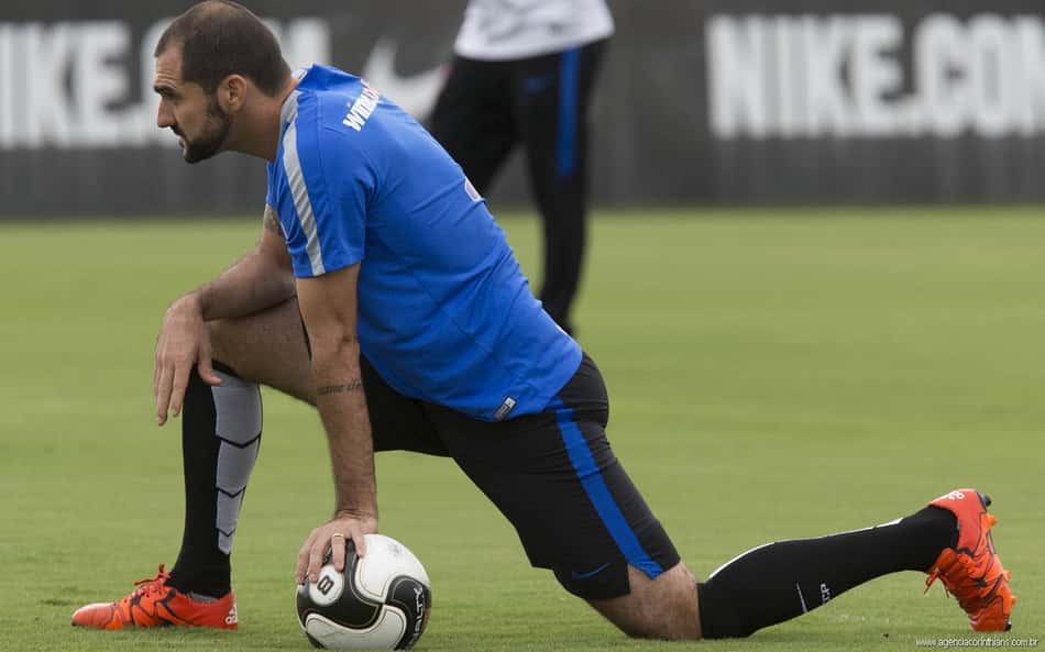 Titular e capitão, Danilo quer Timão com 'padrão Itaquera' no clássico