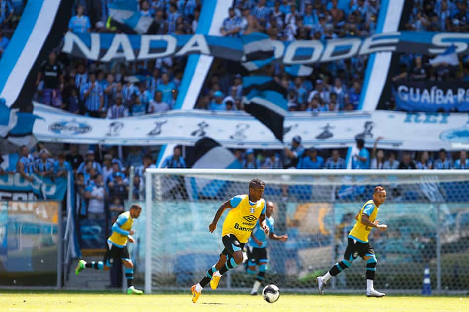 Com apoio da torcida em treino, Roger define time para o Gre-Nal