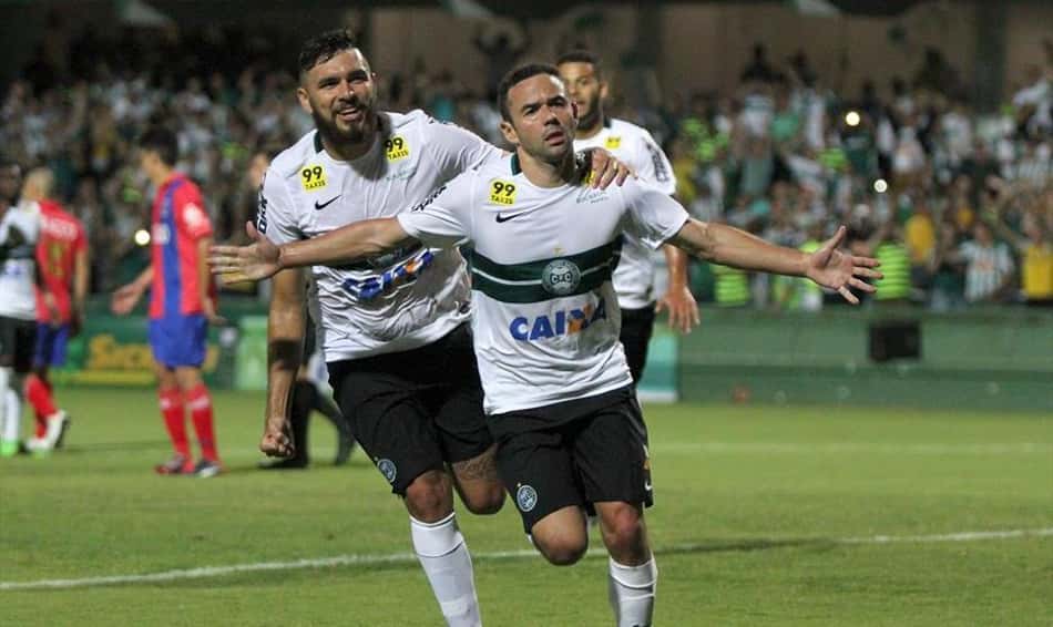 Com facilidade, Coritiba domina e vence Paraná por 3 a 0