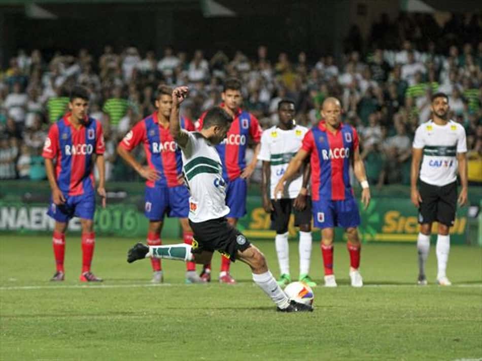 Coritiba tem ligeiro favoritismo em clássico diante do Paraná nas casas de apostas