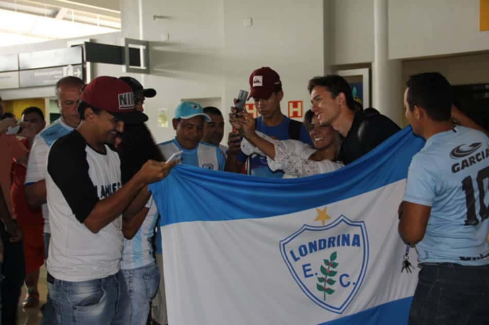 Reforço do Londrina, Keirrison é recepcionado pela torcida no aeroporto