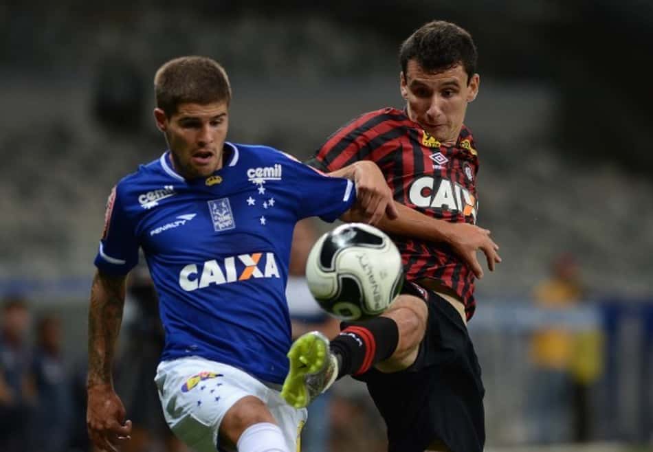 Nikão perde pênalti nos acréscimos e Atlético-PR é derrotado no Mineirão
