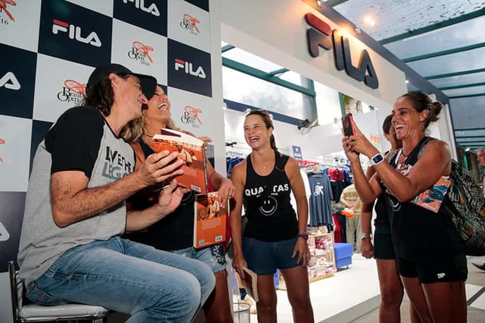 Meligeni faz sessão de autógrafos de seu livro durante o Brasil Open