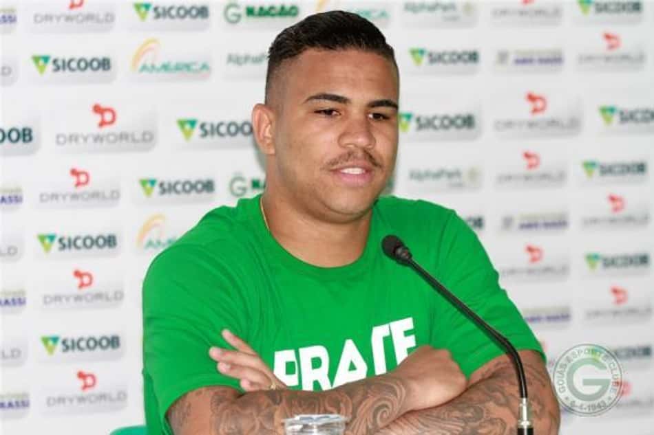 Jhon Cley estreia com a camisa do Goiás e revela dificuldade com o peso