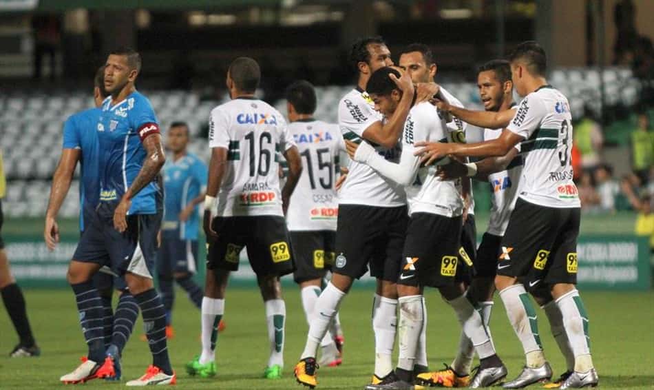 Na despedida da Primeira Liga, Coritiba vence Avaí por 3 a 0