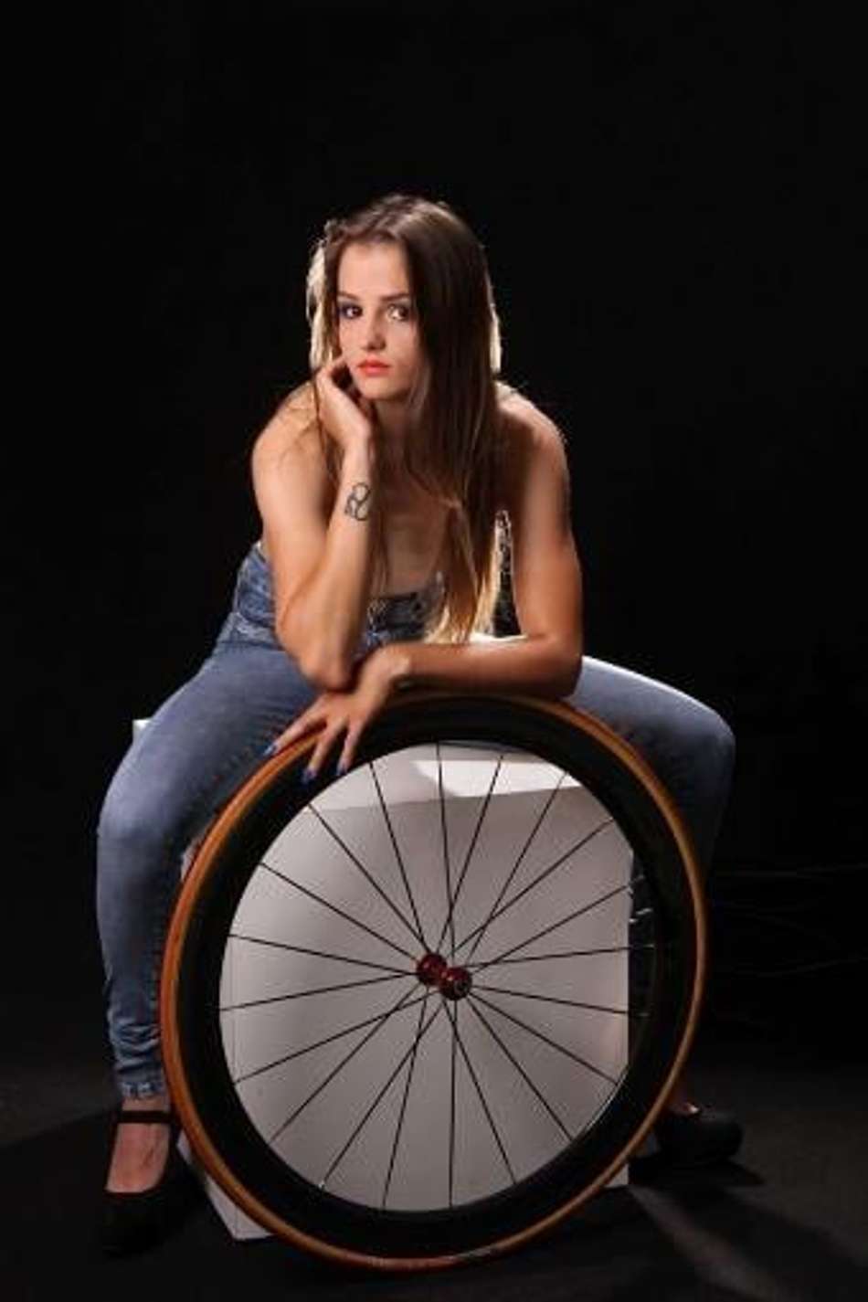 Ciclistas fazem calendário com fotos sensuais para arrecadar verbas