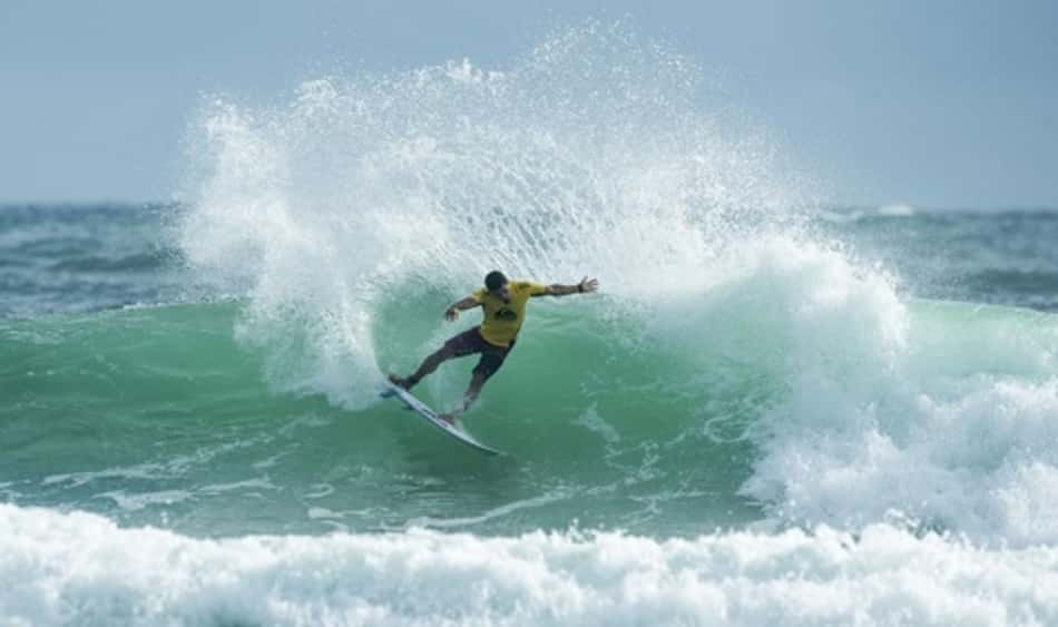 Mineirinho supera americano e se garante nas quartas em Gold Coast