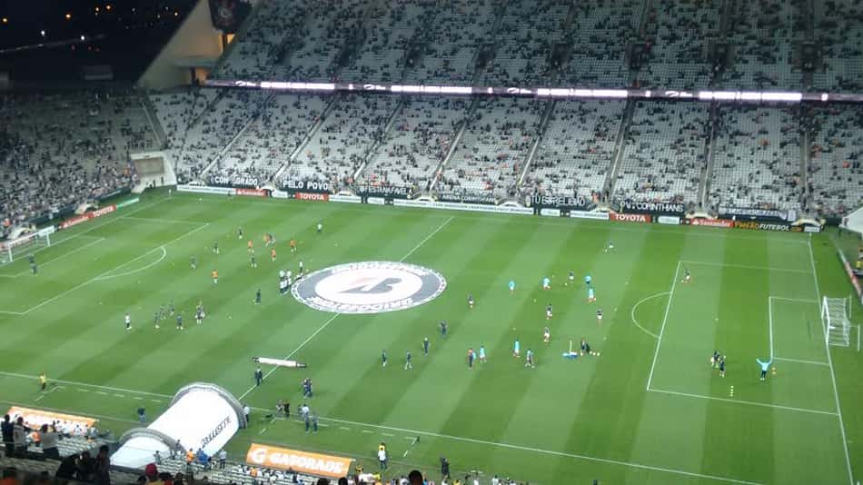 Sem naming rights, Corinthians fatura com painel de LED na Arena