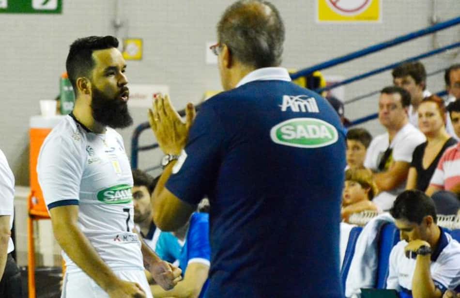 William ao lado do treinador Marcelo Mendez (Foto: Divulgação/Alexandre Arruda/CBV)