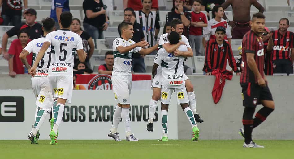 Eficiente, Coritiba joga bem e vence clássico contra Atlético-PR, na Arena da Baixada