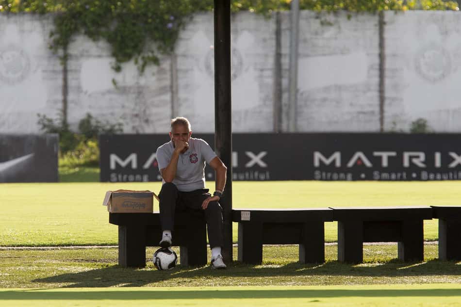 Tite estimula concorrência e cria até 'poupança' para motivar os reservas