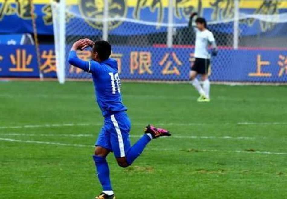 Biro Biro ganha feijão de presente e marca primeiro gol pelo Shanghai