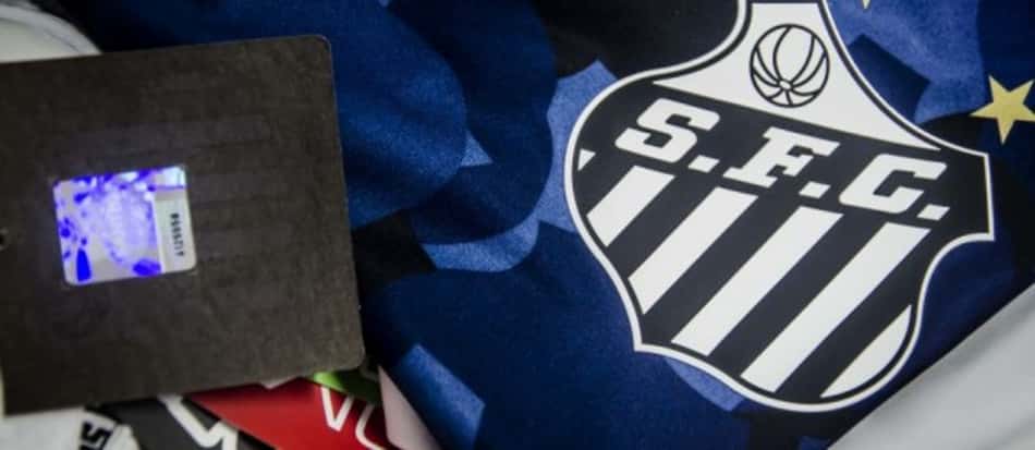 Selo holográfico tenta combater camisas falsas do Santos