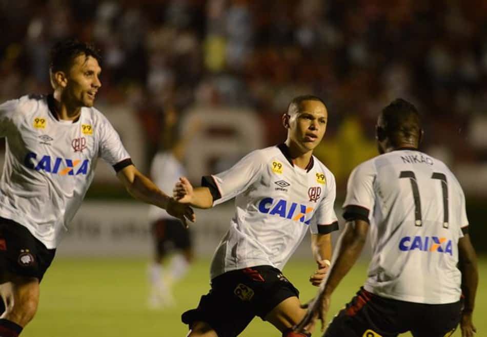 Golaço de Marcos Guilherme garante final e ameniza momento difícil do Atlético-PR