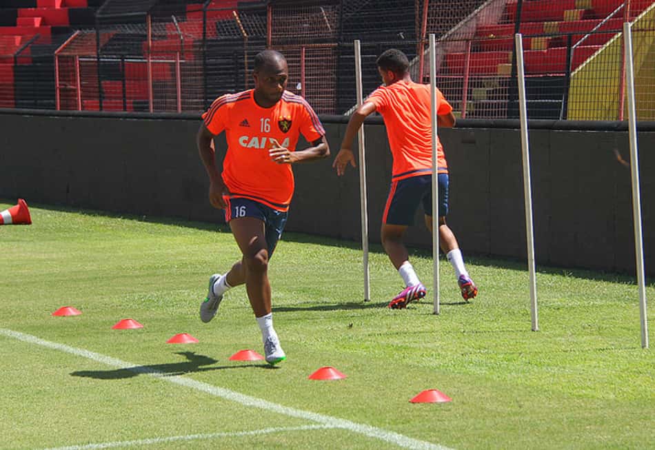 Sob sol intenso, Sport treina visando confronto contra o Salgueiro