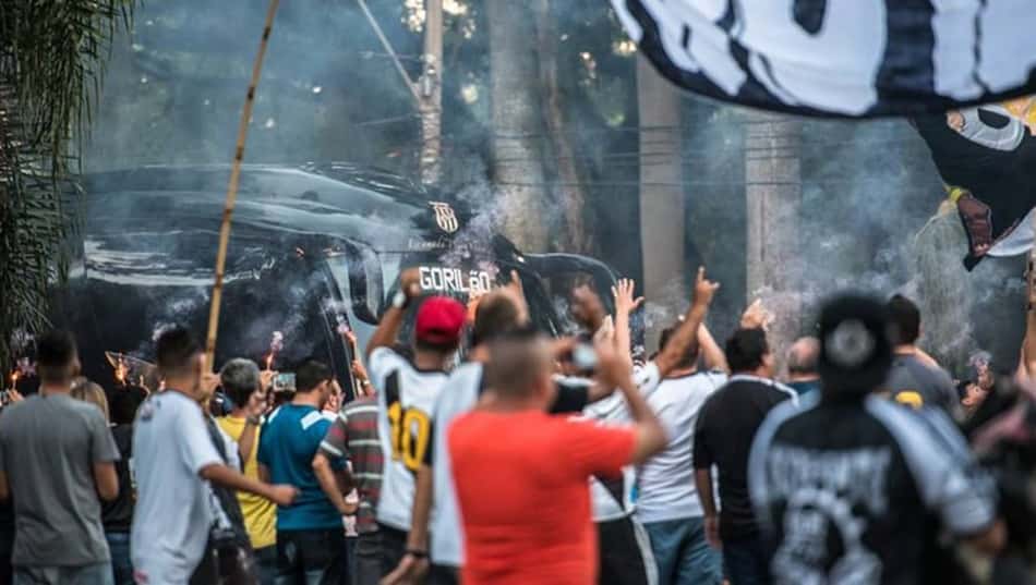 Torcedores da Ponte Preta invadem treino e tentam agredir jogadores