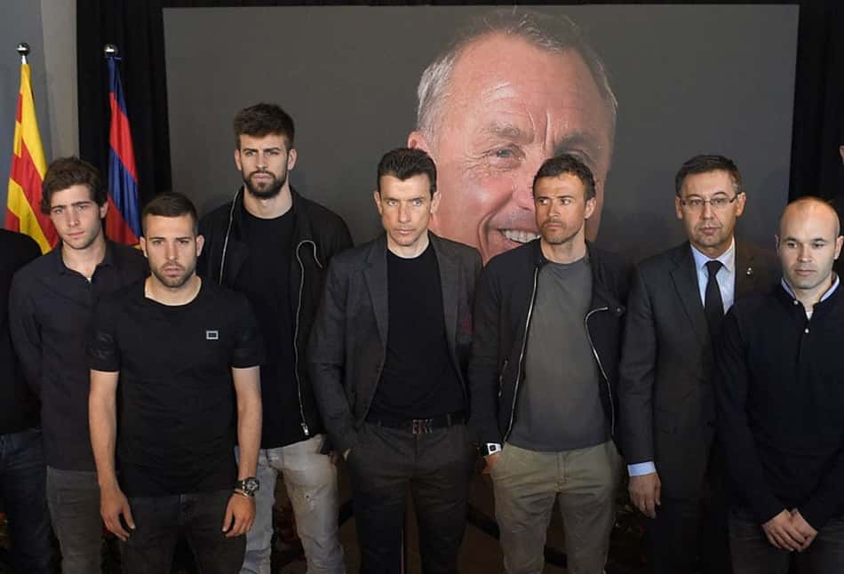 Jogadores do Barcelona e Luis Enrique visitam memorial de Cruyff