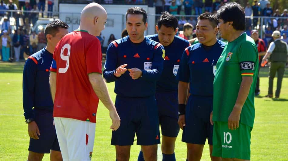 Com Cafu, time de Infantino derrota equipe de Evo Morales em pelada