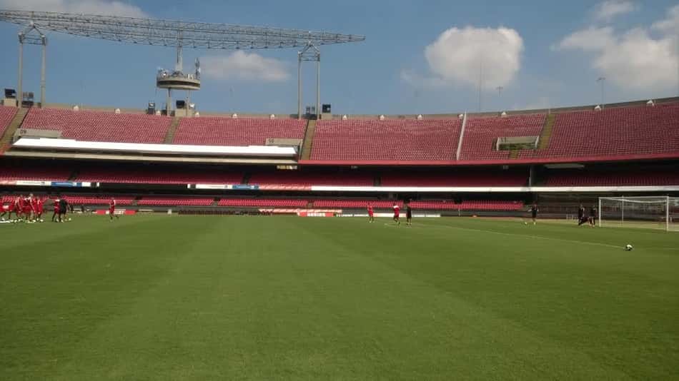 Mena volta a ser titular em primeiro treino do ano no Morumbi