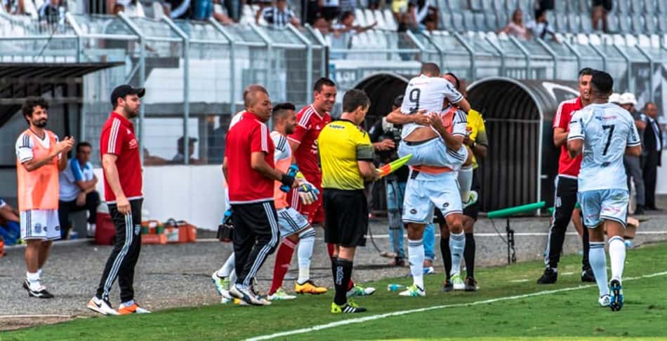 Com quatro gols de Wellington Paulista, Ponte atropela o Água Santa