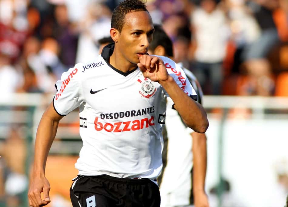 Corinthians 5 x 0 São Paulo no Brasileirão 2011; hat-trick de Liedson no Pacaembu