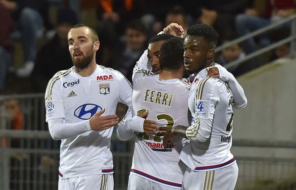 Com dois de Lacazette, Lyon bate o Lorient e volta à zona da Champions
