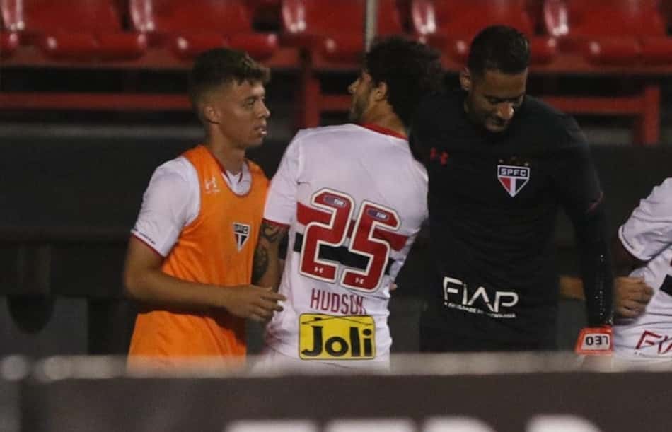 Depois de 'perder' os pais no Morumbi, Hudson promete novo gol