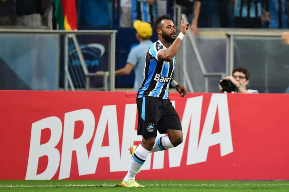 Fernandinho treina com bola e pode entrar na vaga de Bolaños no Grêmio
