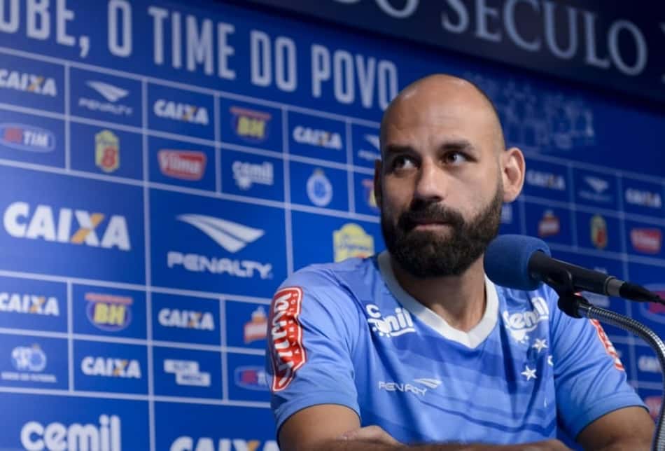 Zagueiro recebe 3º amarelo e desfalca o Cruzeiro contra a Chapecoense